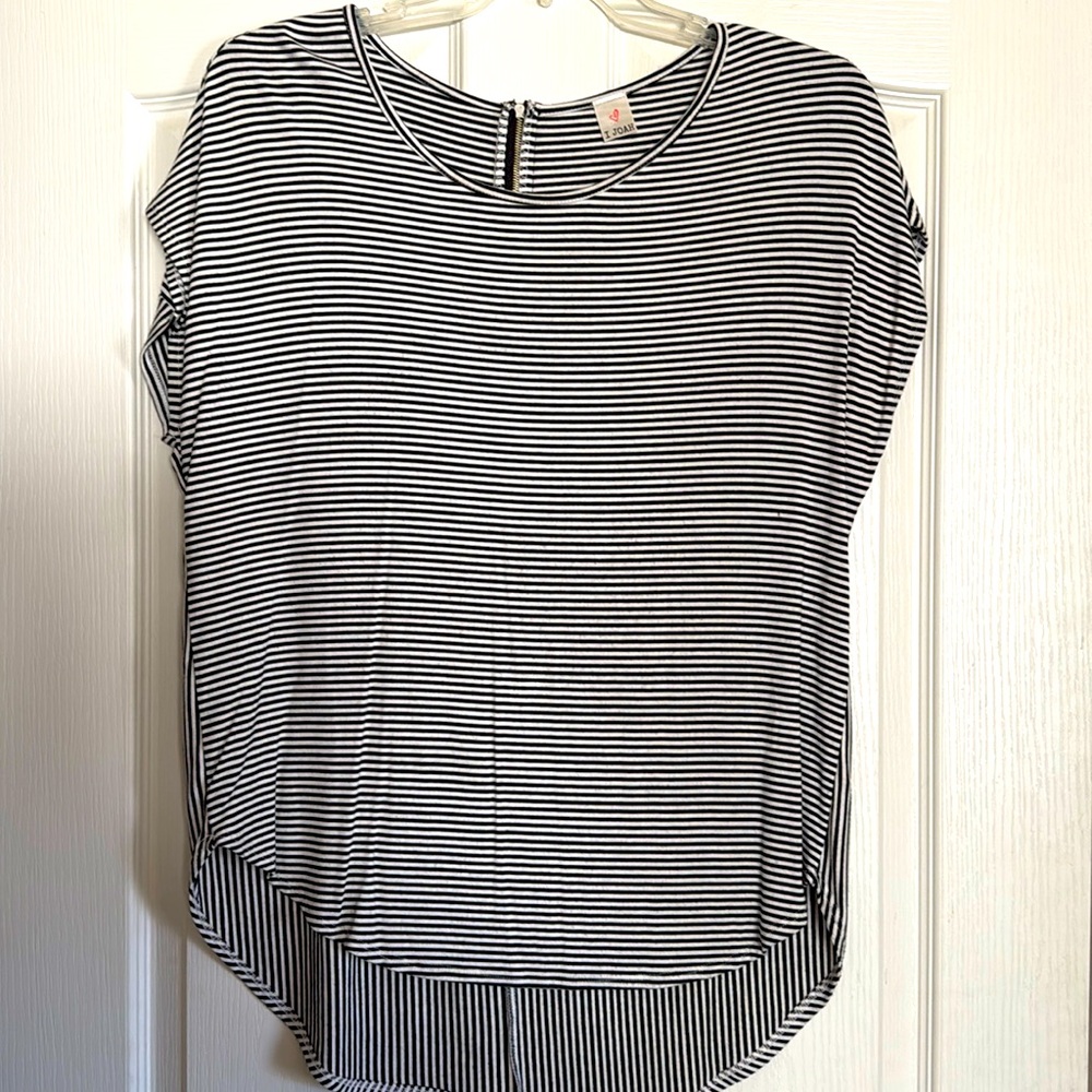 Black and white short sleeve shirt with back zipper 
Size large
